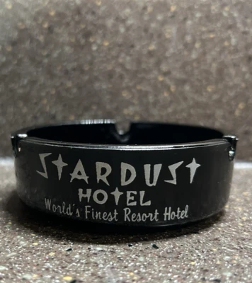 LOTE DE 2 ceniceros de vidrio negro Stardust Casino World's Finest Hotel Las Vegas Foto 1 de 3