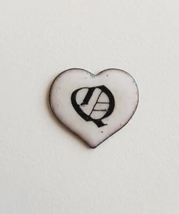 1970er Herz weiß Buchstabe Q Emaille Glasschiebebild Vintage Verzierung Name - Picture 1 of 2