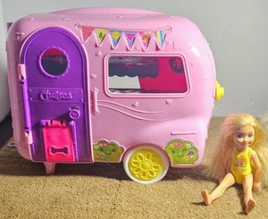 Barbie Club Chelsea Camper Con Happy Camper Bambola Chelsea - Foto 1 di 15