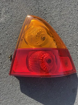 Оригинальный правосторонний задний фонарь для Suzuki Aerio 2002-2007 годов выпуска - Изображение 1 из 3