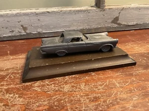 Coche de peltre Avon 1984 coleccionables - Ford Thunberbird 1955 - base de madera - Imagen 1 de 8