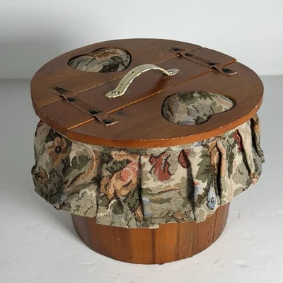 Cesta de costura vintage forrada con medio bushel con mango de metal - tapa con formas de corazón Foto 1 de 4