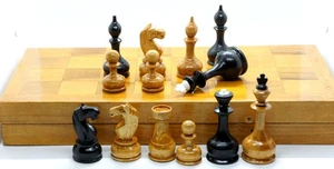 Schönes altes sowjetisch russisches Schachspiel im mordowischen Stil aus Holz. Brett 40x40 cm - Bild 1 von 8