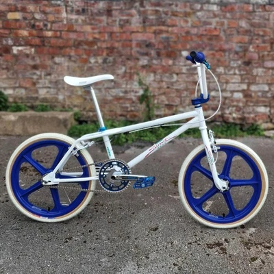 Bicicleta BMX Skyway 2024 Street Beat Retro Old School Personalizada Blanca/Azul Foto 1 de 4