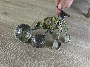 Juego de 4 cucharas medidoras cromadas de girasol y abejas flores cocina floral - Imagen 1 de 6