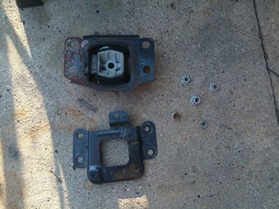 2013-2020 Ford Fusion 1.5L Upper Transmission Mount w Bracket and Bolts (OEM) Foto 1 de 3