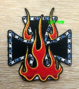 PARCHE DE LLAMAS CRUZADAS DE HIERRO BORDADO helicóptero cadena motocicleta chaleco chaqueta - Imagen 1 de 1