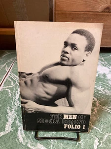 THE MEN OF SIERRA DOMINO FOLIO 1 pb 1975 1st Gay BEEFCAKE photography - Imagen 1 de 3
