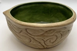 Studiogefertigte hellbraune Schale/Übertopf in Nussbaumform, innen grün glasiert, gemarkt "Lee" - Bild 1 von 7