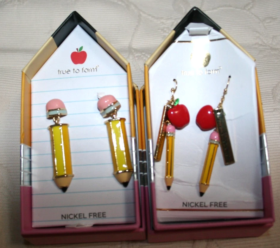 Pendientes Lápiz Regla Forma Manzana Metal Amarillo Esmalte Tono Dorado $14.99 CADA CAJA Foto 1 de 1