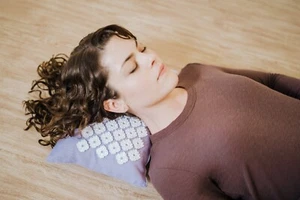 Kanjo Lavender Aroma Acupressure Pillow Anthropology 4 X 9 X 14 Inch NWOT - Picture 1 of 6