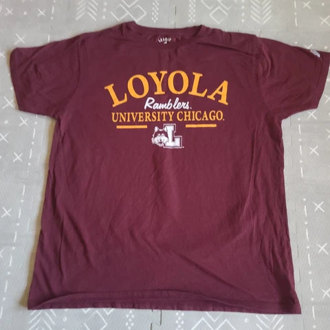 Loyola Ramblers Shirt Men's Extra Large Red Solid Short Sleeve NCAA University Cover