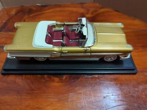 1958 Pontiac Bonneville Die Cast GOLD 1:18 Scale Road Signature - Picture 1 of 9