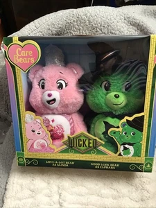Wicked x Care Bears Love-A-Lot Bear Glinda & Good Luck Bear Elphaba - Set di 2 - Foto 1 di 2