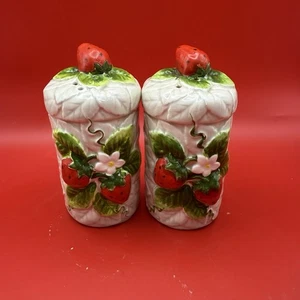 Vintage 1980s Sears Roebuck Strawberries Ceramic Salt and Pepper Shakers - Picture 1 of 6