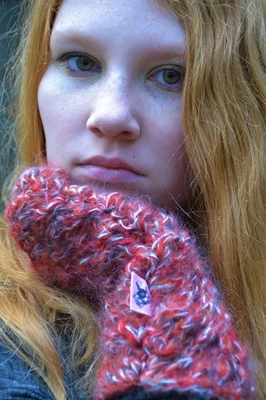 WINTERSTULPEN ROT Pulswärmer handgestrickt flauschig STULPEN Ajour Pelzschaf JUL - Bild 1 von 3