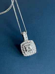 Collar de diamantes de 0,50 quilates en oro blanco de 9 quilates colgante con halo cuadrado Ernest Jones - Imagen 1 de 7