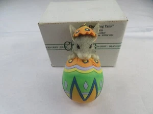 "Peek-a-Boo"" Adorno de Pascua Dean Griff Charming Tails - Imagen 1 de 3