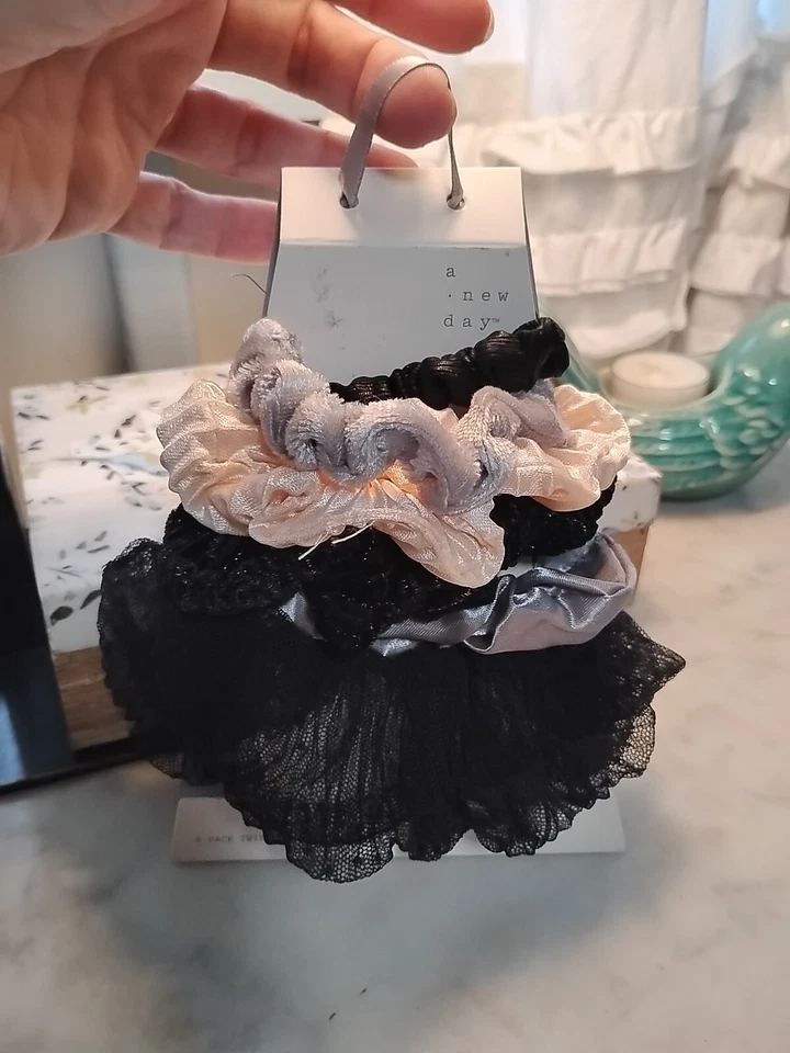 Pack de 6 Velvet Scrunchies Target Plata, Melocotón y Negro Diferentes Texturas Foto 1 de 1