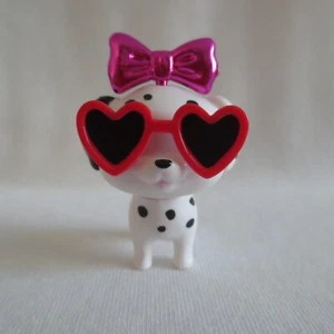 NEU! 2022 Barbie Extra Raquelle Puppe weiß & schwarz Welpe Hund mit roter Herzbrille - Bild 1 von 11