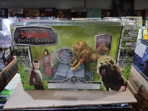 The Chronicles Of Narnia Aslan & Lucy Pevensie Figure Set NEW - Picture 1 of 7