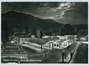 "TRENTO DI NOTTE - Stazione autocorriere" CARTOLINA non viaggiata - Picture 1 of 1