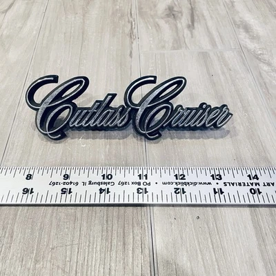 Oldsmobile Cutlass Cruiser 1978-81 guardabarros delantero emblema insignia GM 560650 Foto 1 de 3