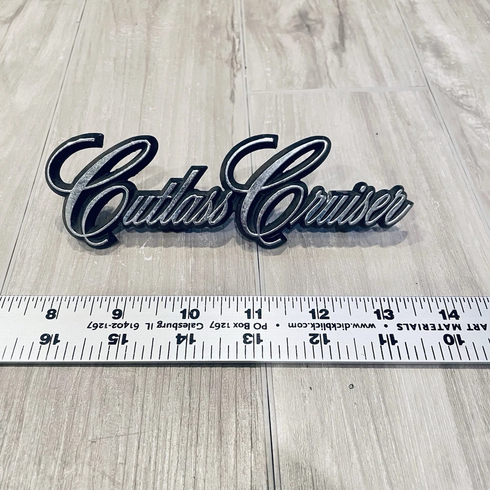 Oldsmobile Cutlass Cruiser 1978-81 guardabarros delantero emblema insignia GM 560650 Foto 1 de 3