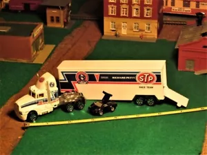 HO 1:87 Scale ‘Kenworth’ “Richard Petty” STP Tractor/Trailer w/Galoob Micro Car - Picture 1 of 5
