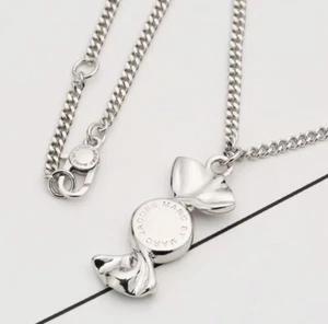 NUEVO CON ETIQUETAS MARC Jacobs Colgante Collar Caramelo Tono Plata Envío Gratis - Imagen 1 de 4