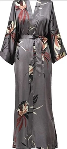 KIM+ONO Damen Satin Kimono Morgenmantel lang - geblümt One Size Hana - Gunmetal, Gr. L - Bild 1 von 3