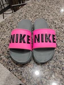 Sandalias sin cordones Nike Slides rosa neón y negro talla 9 BQ4632-604 - Imagen 1 de 7