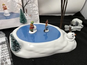 Accesorios Pueblo de Navidad Departamento 56 Construyendo un muñeco de nieve 6005495 - Imagen 1 de 6