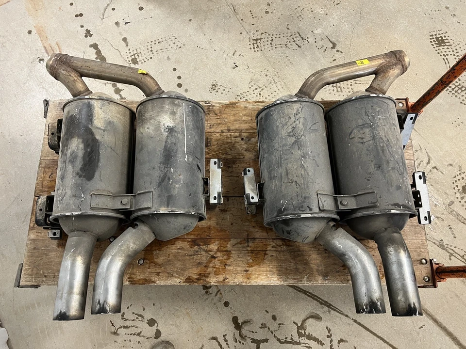 Silenciador BMW E39 M5 usado OEM 2000-2003 - Juego de 2 (izquierdo y derecho) Foto 1 de 4