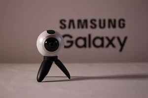 Samsung Gear 360 (2017 Edition) 4K 360° VR Camera SM-R210 – White - Picture 1 of 4