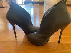 Charles David Womens Gray Platform Booties Alligator Heels Slip On Boots Size 7 - Picture 1 of 12