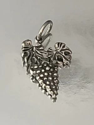 Colgante vintage de plata esterlina con racimo de vid de uva 3D con dije de viñedo de vino Foto 1 de 4
