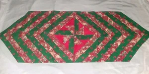 Weihnachten Handarbeit gesteppt Tischläufer Schleifen Vögel Blumen grün/rot 44" x 15,5" - Bild 1 von 4