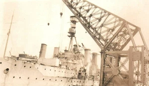 Foto RPPC de la Marina Real Británica HMS Minotauro en puerto con grúa c.1910s - Imagen 1 de 3