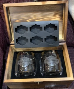HARLEY DAVIDSON CHEERS GIFT SET 2-GLASSES ENGRAVED LOGO & ICE TRAY IN WOODEN BOX - Picture 1 of 4