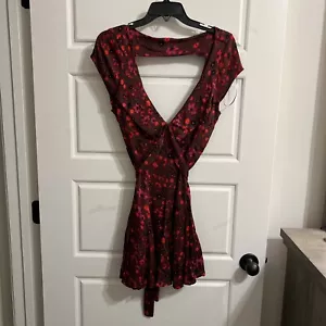 Neu mit Etikett Free People Minikleid Blumenmuster rot burgunderrot tailliert V-Ausschnitt Gr. X Small - Bild 1 von 3