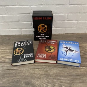 The Hunger Games The Hunger Games Trilogy Boxed Set Set by Suzanne Collins - Foto 1 di 6