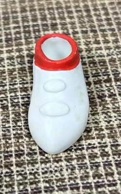 Disney Kim Posible 10” Muñeca Figura de Acción Muñeca ÚNICO ZAPATO IZQUIERDO Blanco y Rojo Foto 1 de 4