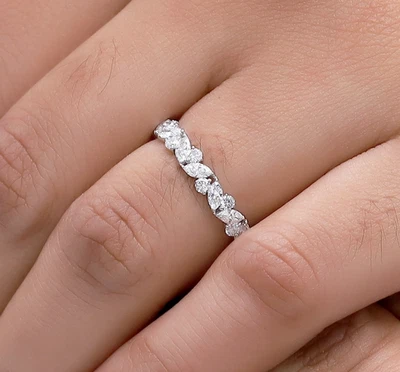 Anillo banda de eternidad de 1,7 quilates marquesa y diamante redondo cultivado en laboratorio oro blanco de 14 quilates Foto 1 de 4