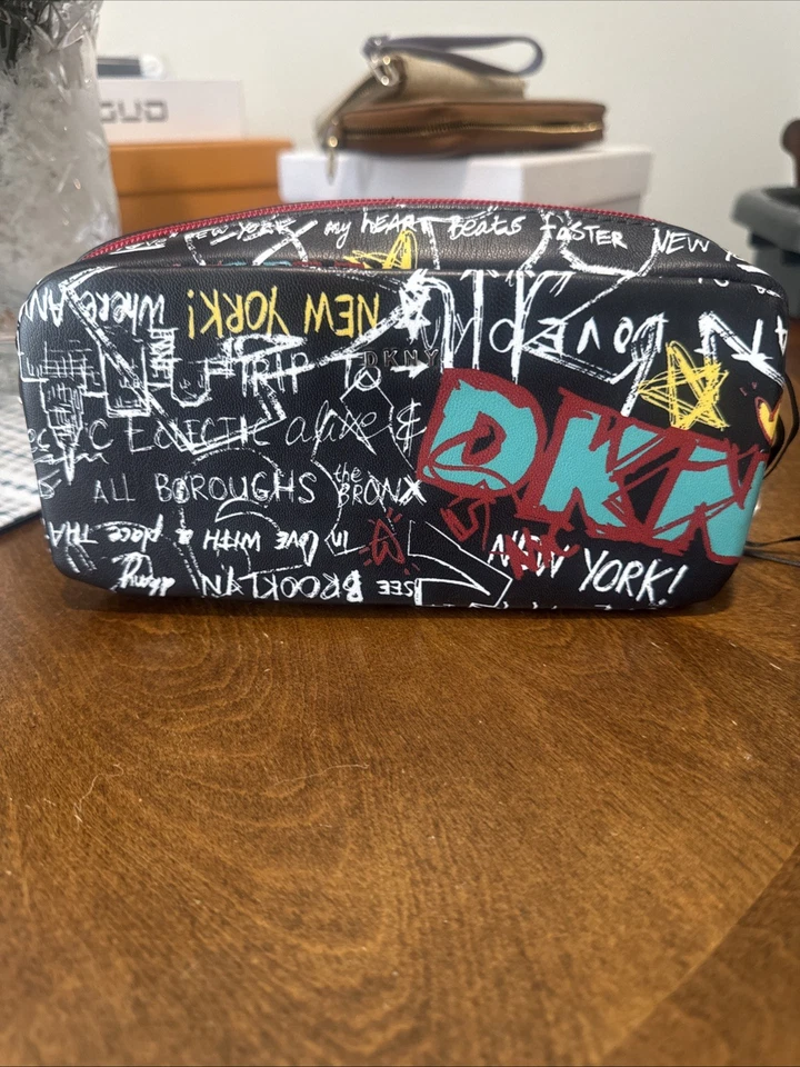 NUEVO CON ETIQUETAS - DKNY Graffiti Cremallera Superior Bolsa de Cosméticos, 9 x 4.5 x 3.5 Foto 1 de 4