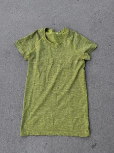 Lululemon Womens Sonic Yellow Striped Swiftly Tech Short Sleeve Shirt Size 6 - Picture 1 of 9