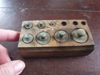 BOITE ANCIENNE DE POIDS EN LAITON POUR BALANCE DE 5 grs A 100 Grs Manque 3 Poids - Photo 1/3