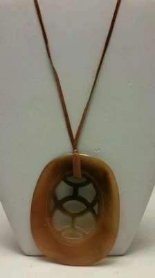 Precioso collar colgante lacado naranja claro de diseñador cuerno de búfalo Foto 1 de 3