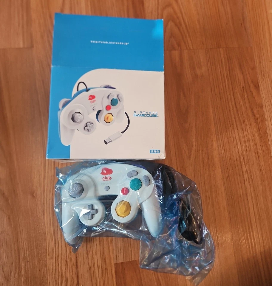 Club Nintendo GameCube Controller Limited Edition Mint (box shows wear) - Image 1 of 4