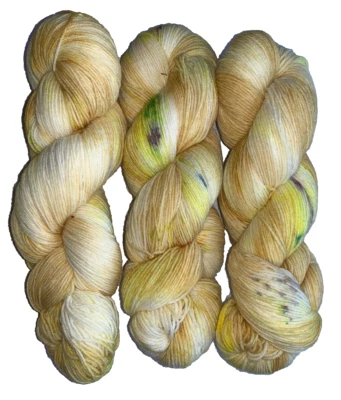 300 g  Handgefärbte FEINE  Merino Sockenwolle    *HAZELNUTS* - Bild 1 von 3